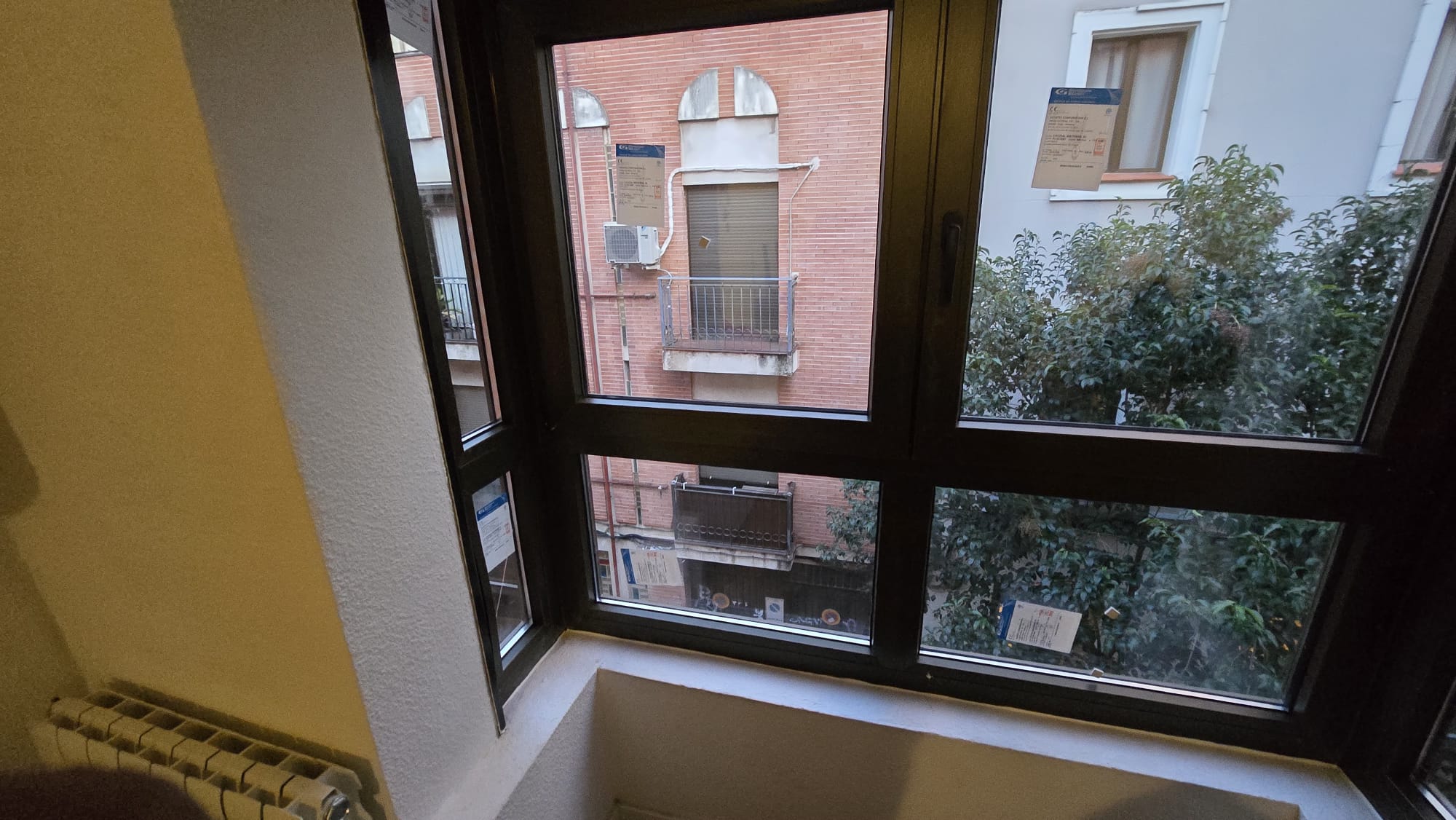 VENTANAS Y MIRADOR EN COLOR NEGRO